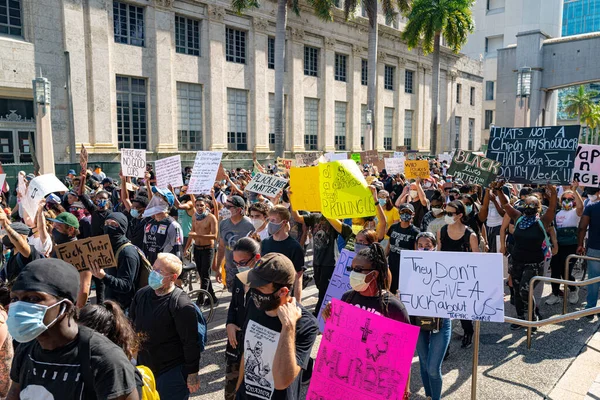 Miami Downtown, FL, USA - 31 MAI 2020 : Justice pour George Floyd. Manifestation contre le racisme, militant américain. Manifestations émotionnelles contre le racisme. Manifestations aux États-Unis . — Photo