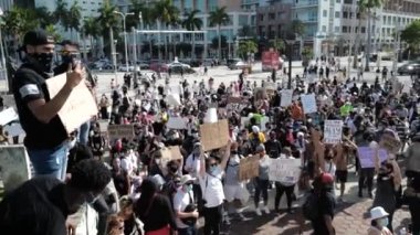 Miami Downtown, FL, ABD - 31 Mayıs 2020: Adalet yoksa barış da yok. Irkçılığa karşı gösteri, ABD 'li eylemci. Duygusal ırkçılık karşıtı gösteriler. ABD 'de protestolar.