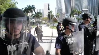 Miami Downtown, FL, ABD - 31 Mayıs 2020 Miami protestosu. Polis ve protestocular Florida 'da. Protestocular, George Floyd 'un protestoları için Miami şehir merkezinde toplandılar..