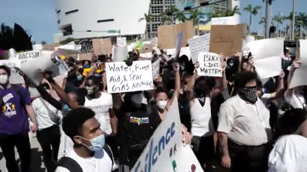 Miami Downtown, FL, USA - MAY 31, 2020: Black Lives Matter. 많은 미국 사람들 이 조지 플로이드의 죽음에 대항하여 미국에서 평화적 인 시위를 벌였다: 사람들 이 시위를 하고 있다. 흰색 과검은 함께. — 비디오