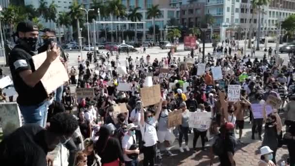 Miami Downtown, FL, Estados Unidos - 31 de mayo de 2020: Justicia para George Floyd. No hay justicia ni paz. Manifestación contra el racismo, activista estadounidense. Manifestaciones emocionales contra el racismo. Protestas en Estados Unidos . — Vídeo de stock