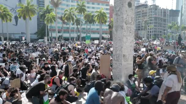 Miami Downtown, FL, Estados Unidos - 31 de mayo de 2020: Black Lives Matter. Muchos estadounidenses acudieron a protestas pacíficas en Estados Unidos contra la muerte de George Floyd: la gente está protestando. Blanco y negro juntos . — Vídeos de Stock