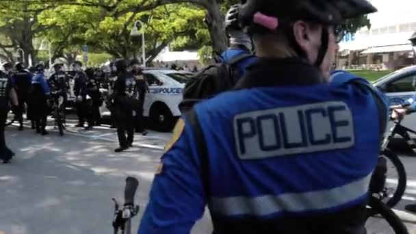 Miami Downtown, FL, Estados Unidos - 31 de mayo de 2020: Patrulla de bicicletas en la ciudad de Miami. Protesta en vivo. Policía y manifestantes en Florida. Manifestantes se reúnen en el centro de Miami para protestar por George Floyd . — Vídeos de Stock