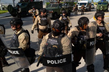 Miami Downtown, FL, ABD - 31 Mayıs 2020: polis savunmacıları. Polis şehirleri yağmacılıktan koruyor.