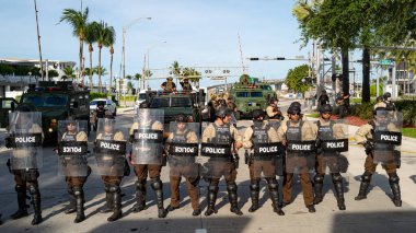 Miami Downtown, FL, ABD - 31 Mayıs 2020: Amerikan polisi. - Polisler. Silahlar, korumalar Güvenliğimizi sağlayan insanlar.