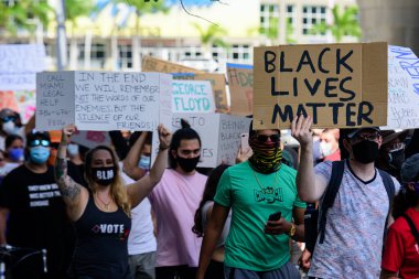 Miami Downtown, FL, ABD - 31 Mayıs 2020: Siyahların Yaşamı Önemli. Birçok Amerikan vatandaşı George Floyd 'un ölümüne karşı barışçıl protestolara katıldı: insanlar protesto ediyorlar. Beyaz ve siyah birlikte..