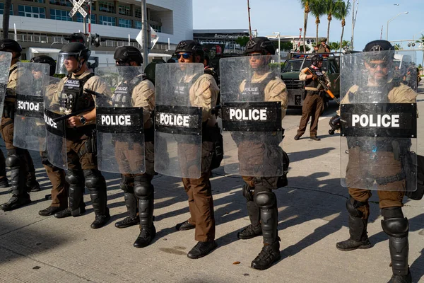 Miami Downtown, FL, Estados Unidos - 31 de mayo de 2020: La policía intenta dispersar a la multitud mientras la protesta pacífica se vuelve destructiva . — Foto de Stock