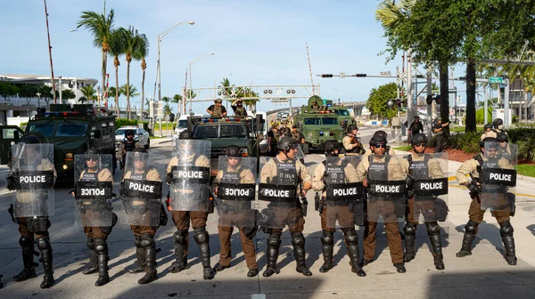 Miami Downtown, FL, Estados Unidos - 31 de mayo de 2020: Policía estadounidense. Policías. Armas, seguridad de protección Personas que proporcionan nuestra seguridad . — Foto de Stock