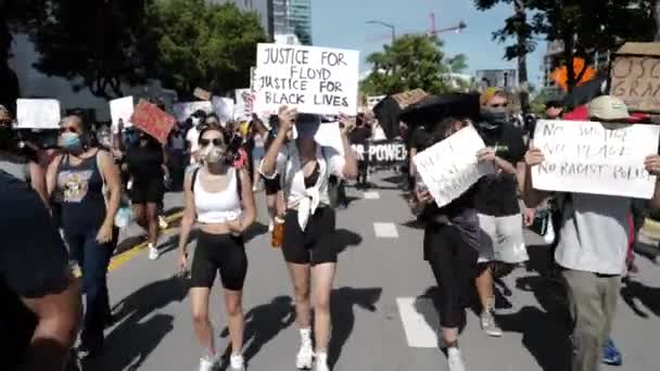 Miami Downtown, FL, USA - May 31, 2020: A csend erőszak. A fekete élet számít. Sok amerikai békés tüntetésre indult az USA-ban George Floyd halála ellen: az emberek tiltakoznak. — Stock videók