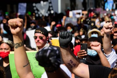 Miami Downtown, FL, ABD - 31 Mayıs 2020: Demokrasi. Yumrukları havada protestocuların elleri. Beyazlar ırkçılığa karşı gösteri yapıyor.