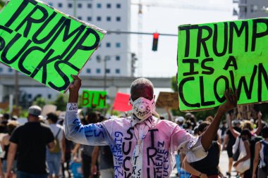 Miami Downtown, FL, ABD - 31 Mayıs 2020: Posterleri olan bir adam Trump 'a palyaço diyor. Muhalefet Kozu. İddianame. Siyah adam ABD başkanına karşı çıkıyor.