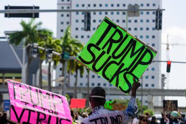 Miami Downtown, FL, ABD - 31 Mayıs 2020: Donald Trump 'a karşı gösteri yapan insanlar. Başkan 'ın seçmenleri. Trump 'a Karşı İnsanlar.