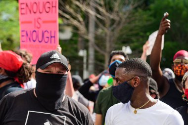 Miami Downtown, FL, ABD - 31 Mayıs 2020: Amerika 'da ırkçılığa karşı bir gösteride beyaz ve siyah adam. Koronavirüs salgını sırasında maskeli protesto. Bu kadar poster yeter..