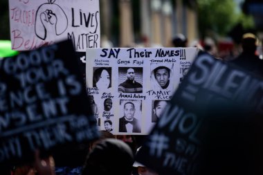 Miami Downtown, FL, ABD - 31 Mayıs 2020: George Floyd, Tamir Rice, Atatiana Jefferson, Trayvon Martin, Ahmed Aubrey, Eric Garner, Sandra Bland posteri. İsimlerini söyle. Kurbanlar.