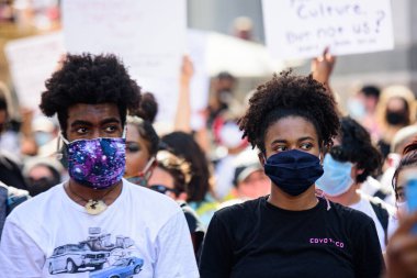 Miami Downtown, FL, ABD - 31 Mayıs 2020: bir çift siyah maskeli insan. Irkçılığa karşı gösteri. Aynı haklara sahip farklı ten renginde insanlar..