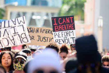 Miami Downtown, FL, ABD - 31 Mayıs 2020: Nefes alamıyorum. Miami protestosu canlı. Florida 'da posterleri olan protestocular. Protestocular, George Floyd 'un protestoları için Miami şehir merkezinde toplandılar..