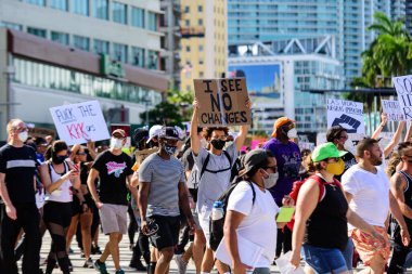 Miami Downtown, FL, ABD - 31 Mayıs 2020: Değişiklik afişi görmüyorum. George Floyd Güney Florida 'da protesto yapıyor. Miami 'de barışçıl yürüyüşler, polisle çatışmalar.