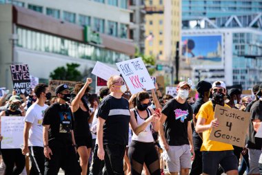 Miami Downtown, FL, ABD - 31 Mayıs 2020: Irkçılığa karşı gösteri, ABD 'li eylemci. Miami 'de George Floyd' un ölümünde adaleti sağlamak için barışçıl yürüyüşler.