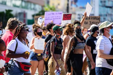 Miami Downtown, FL, ABD - 31 Mayıs 2020 Kadın Hareketi. Amerika 'da farklı ırklardan kadınlar ırkçılığa karşı..