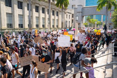 Miami Downtown, FL, ABD - 31 Mayıs 2020: Siyahların Yaşamı Önemli. Birçok Amerikan vatandaşı George Floyd 'un ölümüne karşı barışçıl protestolara katıldı: insanlar protesto ediyorlar. Beyaz ve siyah birlikte..