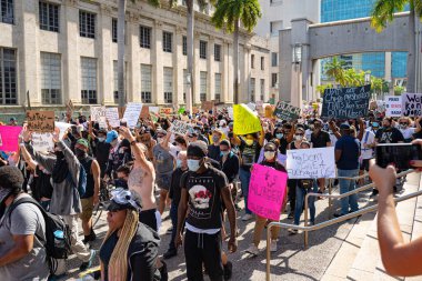 Miami Downtown, FL, ABD - 31 Mayıs 2020 Miami protestosu. Florida 'daki protestocular. Protestocular, George Floyd 'un protestoları için Miami şehir merkezinde toplandılar..