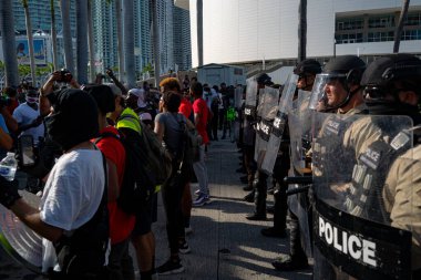 Miami Downtown, FL, ABD - 31 Mayıs 2020: ABD polisi ve protestocuları. Protestolar ABD 'nin dört bir yanındaki şehirlere yayıldı. Miami protestosu canlı. Polis ve protestocular. George Floyd öldü..