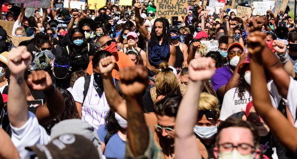 Miami Downtown, FL, USA - May 31, 2020: Demonstráció a rasszizmus ellen egy világjárvány idején. Történelmi események az USA-ban. Emberek tömege az USA utcáin.. — Stock Fotó