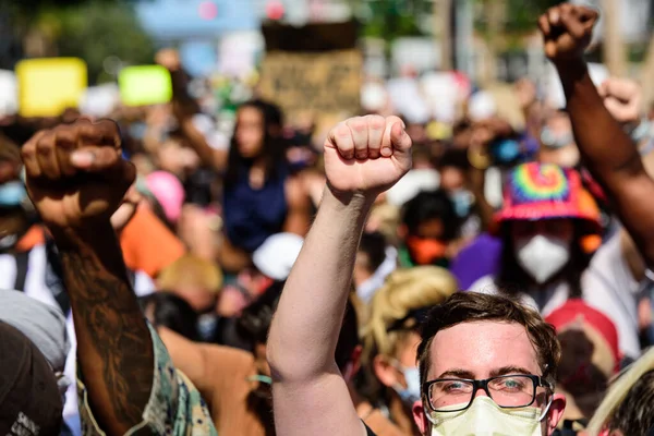 Miami Downtown, FL, Estados Unidos - 31 de mayo de 2020: Activista en protestas estadounidenses tras la muerte de un hombre negro a manos de un policía estadounidense . — Foto de Stock