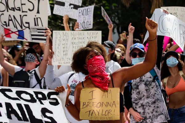 Miami Downtown, FL, USA - May 31, 2020: Fekete nő a tüntetésen. Amerikai aktivisták. Női mozgalom a rasszizmus és a gyilkosságok ellen. Breonna Taylor poszter vagyok.. — Stock Fotó