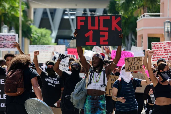 Miami Downtown, FL, EUA - 31 de maio de 2020: Não há mais cartaz de genocídio negro e Foda-se 12 cartaz sobre as manifestações nos EUA. Revolta contra a polícia . — Fotografia de Stock