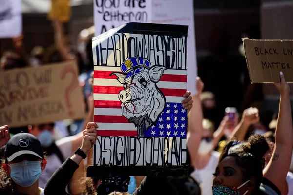 Miami Downtown, FL, Estados Unidos - 31 de mayo de 2020: Derribar el racismo. Mujer americana se manifiesta contra crueles agentes de policía brutales . — Foto de Stock