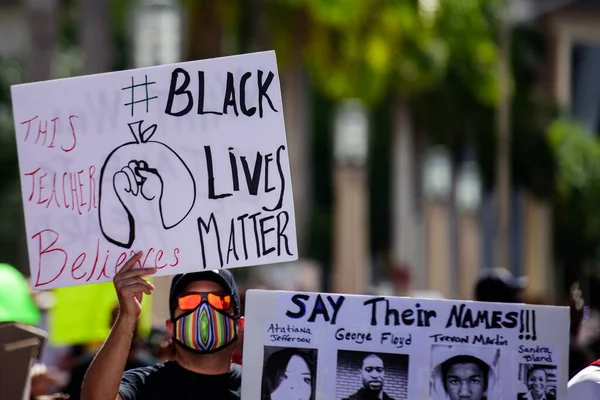 Miami Downtown, FL, Estados Unidos - 31 de mayo de 2020: Black Lives Matter. Víctimas de la policía negra. Muchos estadounidenses acudieron a protestas pacíficas en Estados Unidos contra la muerte de George Floyd: la gente está protestando . — Foto de Stock