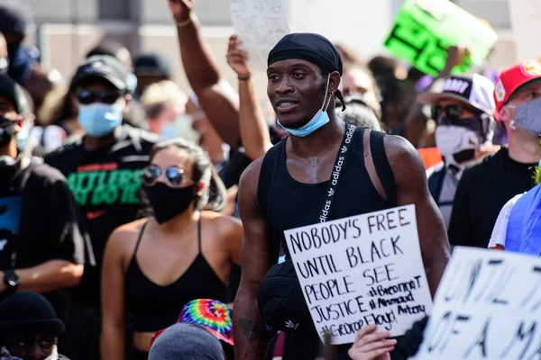 Miami Downtown, FL, USA - 31 DE MAYO DE 2020: Por la justicia. Un hombre negro en una manifestación contra el racismo en Estados Unidos . — Foto de Stock