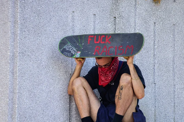 Miami Downtown, FL, USA - 31 MAI 2020 : Merde au racisme. Les inscriptions sur le skateboard. Jeunes Américains contre le racisme . — Photo