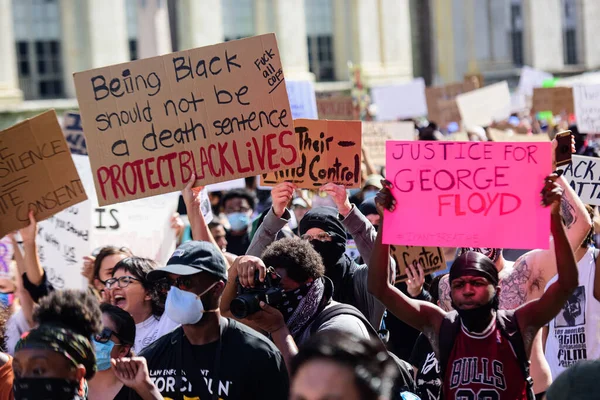 Miami Downtown, FL, USA - MAY 31, 2020: Justice for George Floyd. 정의는 평화가 없습니다. 인종 차별에 대한 시위, 미국 활동가. 감정적으로 반 인종 차별 시위. 미국에서 있었던 시위. — 스톡 사진