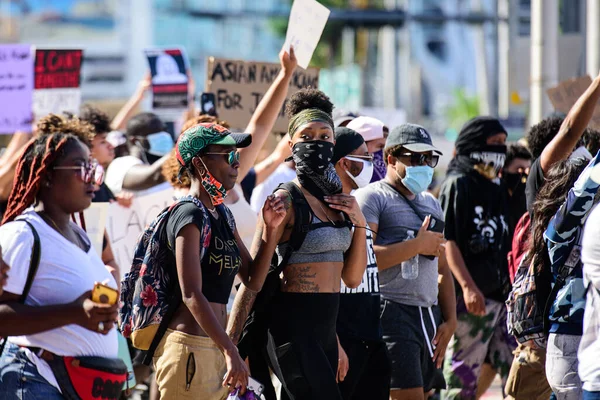 Miami Downtown, FL, USA - MAJ 31, 2020: Kvinnoledare, protesterar i USA. — Stockfoto