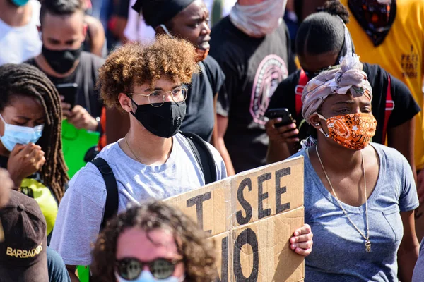 Miami Downtown, FL, ABD - 31 Mayıs 2020: Erkekler ve kadınlar, siyah ve beyaz, ABD halkı ırkçılığı protesto ediyor.