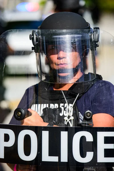 Miami Downtown, FL, EE.UU. - 31 de mayo de 2020: Oficial de policía femenina. Género. Protección y seguridad. Mujeres en la Policía Americana . — Foto de Stock