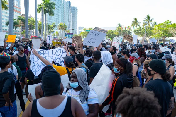 Miami Downtown, FL, USA - MAY 31, 2020: Black Lives Matter. 많은 미국 사람들 이 조지 플로이드의 죽음에 반대하여 미국에서 평화적 인 시위를 벌였습니다. 사람들은 시위를 하고 있습니다.. — 스톡 사진