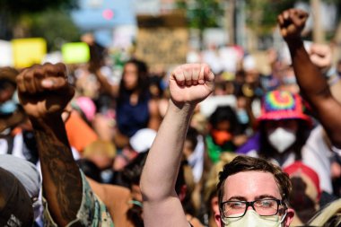 Miami Downtown, FL, ABD - 31 Mayıs 2020: Gözlüklü ve maskeli beyaz bir adam ABD 'de ırkçılığa karşı bir protestoda yer aldı.