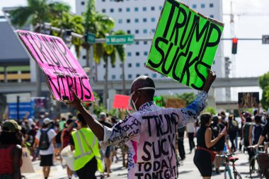 Miami Downtown, FL, ABD - 31 Mayıs 2020: ABD Başkanı Donald Trump 'a karşı siyah adam. Protesto.