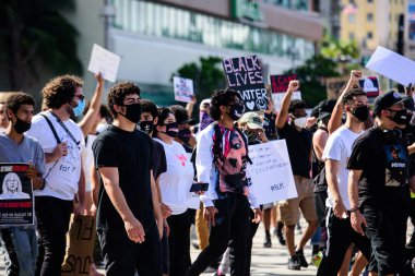 Miami Downtown, FL, ABD - 31 Mayıs 2020: Siyahların Yaşamı Önemli. Birçok Amerikan vatandaşı George Floyd 'un ölümüne karşı barışçıl protestolara katıldı: insanlar protesto ediyorlar. Beyaz ve siyah birlikte..