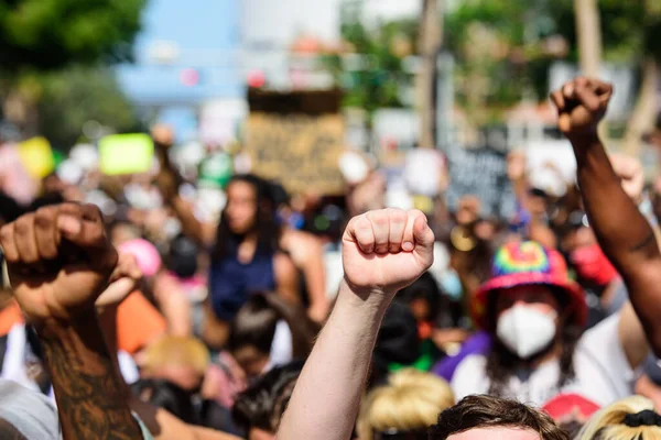 Miami Downtown, FL, USA - MAY 31, 2020: White and black fist near. 백인 과 흑인 이 함께 인종 차별에 항의하다. — 스톡 사진