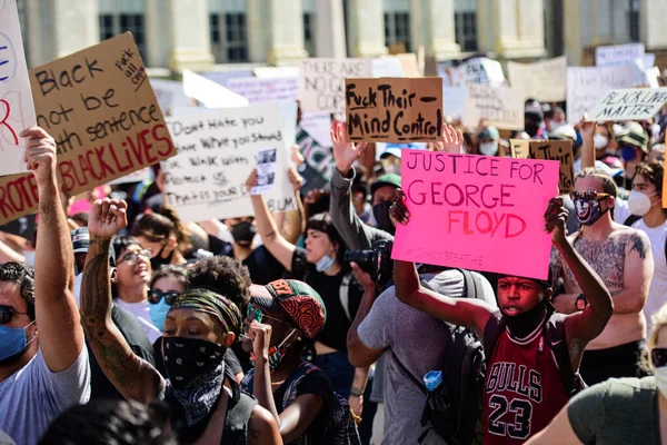 Miami Downtown, FL, USA - 31 MAI 2020 : Affiche Justice pour George Floyd. Pas de justice pas de paix. Manifestation contre le racisme, militant américain. Manifestations émotionnelles contre le racisme. Manifestations aux États-Unis . — Photo