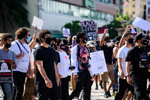 Miami Downtown, FL, USA - 31 maggio 2020: Black Lives Matter. Molti americani sono andati a proteste pacifiche negli Stati Uniti contro la morte di George Floyd: la gente protesta. Bianco e nero insieme . — Foto Stock