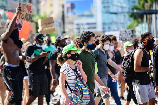 Miami Downtown, FL, États-Unis - 31 MAI 2020 : Des manifestants sont descendus dans la rue dans des villes à travers les États-Unis après qu'un policier blanc a été accusé du meurtre d'un noir non armé . — Photo