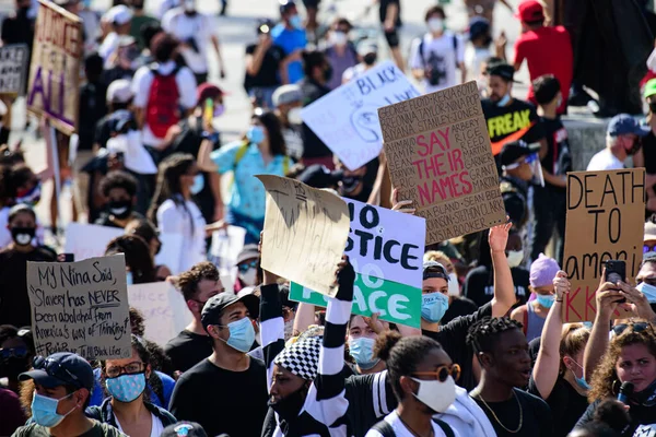 迈阿密市中心，美国佛罗里达州- 2020年5月31日：和平示威变成了暴力，在某些情况下甚至是致命的骚乱。受暴乱影响的城市加强限制，实行宵禁. — 图库照片