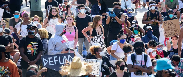 Miami Downtown, FL, USA - MAY 31, 2020: Black Lives Matter. Many american people went to peaceful protests in the US against the George Floyd death: people are protesting. White and black together. — Stock Photo, Image