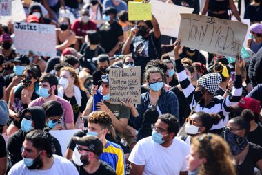 Miami Downtown, FL, ABD - 31 Mayıs 2020: Protestocular, beyaz bir polis memurunun silahsız bir siyahi adamı öldürmekle suçlanmasının ardından ABD 'nin dört bir yanındaki sokaklara döküldü.