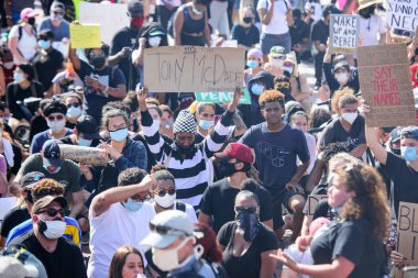 Miami Downtown, FL, ABD - 31 Mayıs 2020: Protestocular, beyaz bir polis memurunun silahsız bir siyahi adamı öldürmekle suçlanmasının ardından ABD 'nin dört bir yanındaki sokaklara döküldü.
